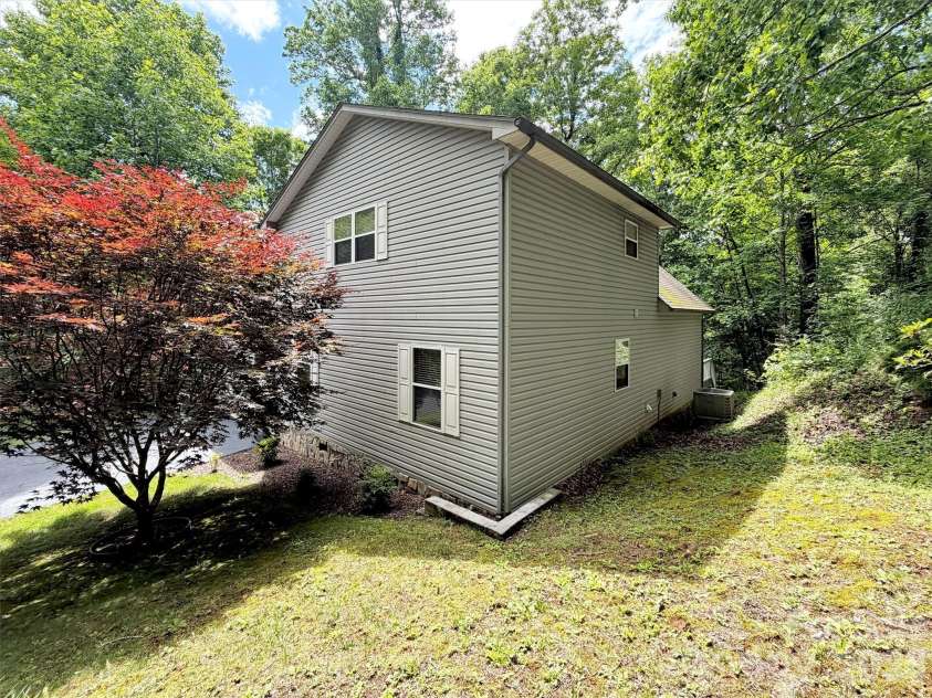 33 Buttercup Place, Maggie Valley, NC 28751.  MLS# CAR4389398, YatesRealty ID 28587. 