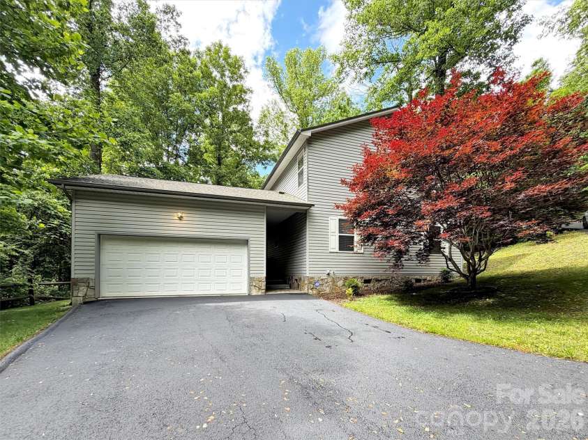 33 Buttercup Place, Maggie Valley, NC 28751.  MLS# CAR4389398, YatesRealty ID 28587. 