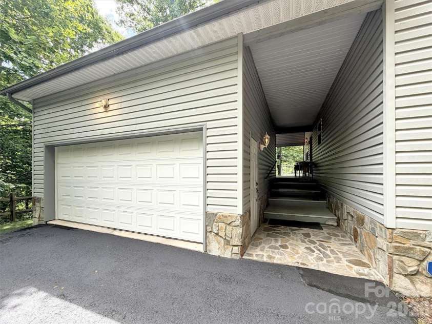 33 Buttercup Place, Maggie Valley, NC 28751.  MLS# CAR4389398, YatesRealty ID 28587. 