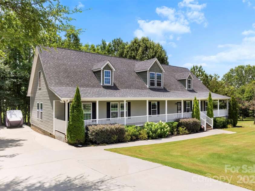 10715 Paxtons Place, Davidson, NC 28036.  MLS# CAR4283419, YatesRealty ID 28588. Driveway