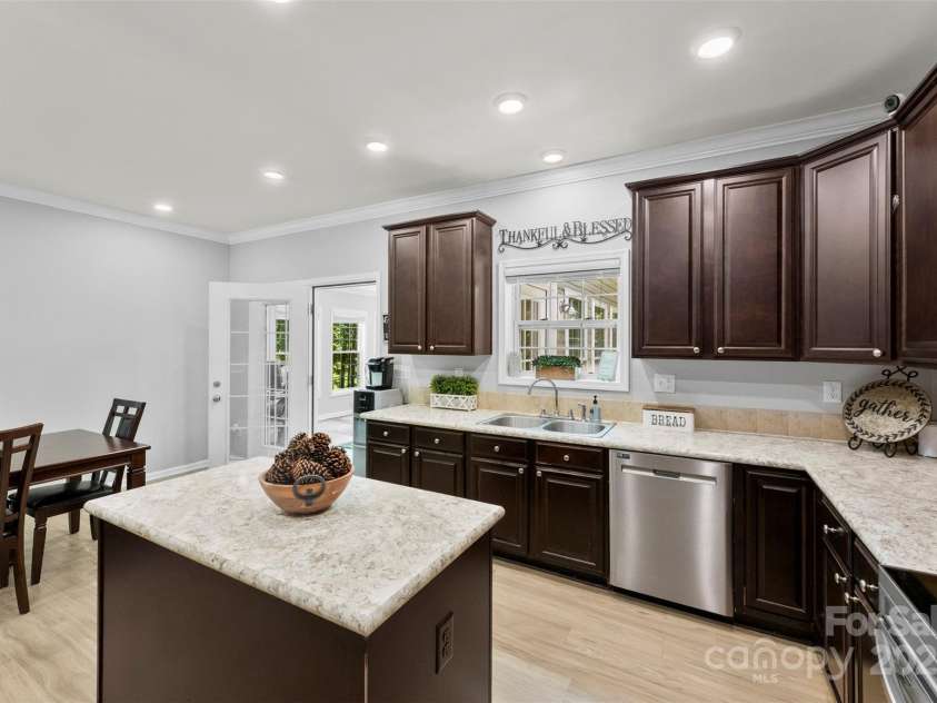 10715 Paxtons Place, Davidson, NC 28036.  MLS# CAR4283419, YatesRealty ID 28588. Kitchen IV