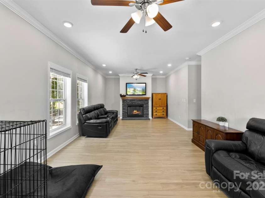 10715 Paxtons Place, Davidson, NC 28036.  MLS# CAR4283419, YatesRealty ID 28588. Living Room