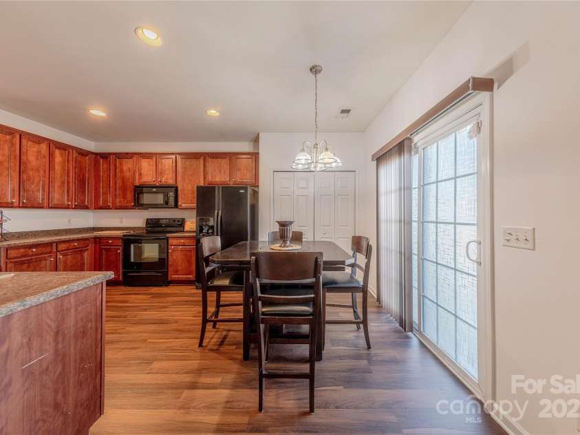 9566 Turning Wheel Drive, Charlotte, NC 28214.  MLS# CAR4226513, YatesRealty ID 2859. Eat in kitchen