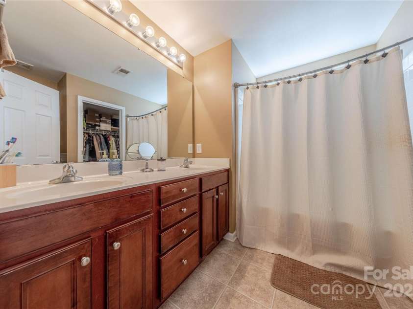 9566 Turning Wheel Drive, Charlotte, NC 28214.  MLS# CAR4226513, YatesRealty ID 2859. Primary Bath