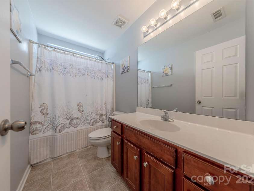 9566 Turning Wheel Drive, Charlotte, NC 28214.  MLS# CAR4226513, YatesRealty ID 2859. Second Floor Full Bath