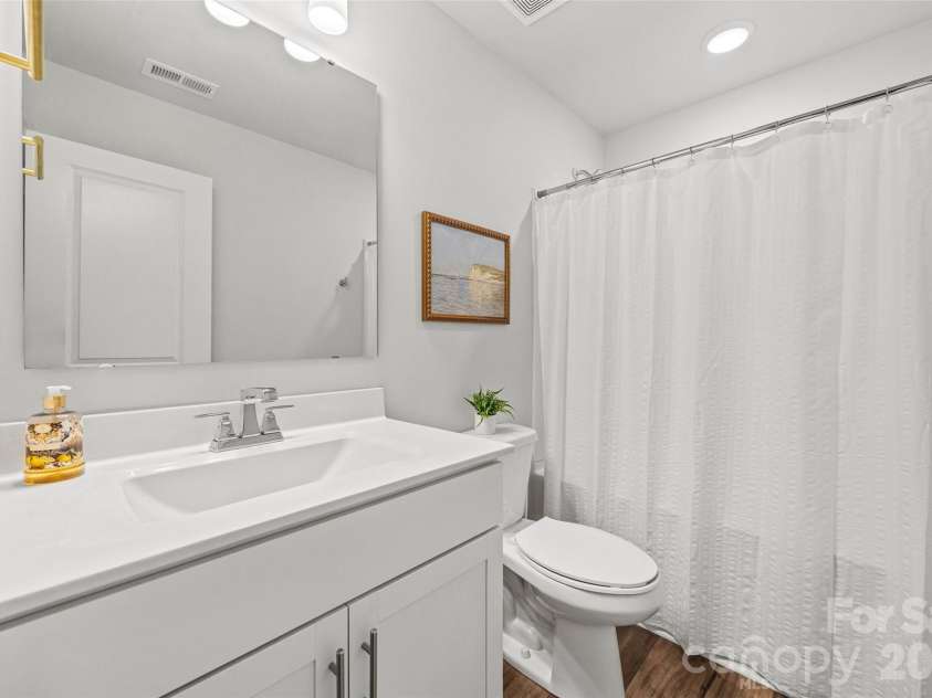 2511 Duncan Avenue, Charlotte, NC 28205.  MLS# CAR4383091, YatesRealty ID 28591. 3rd floor full bath