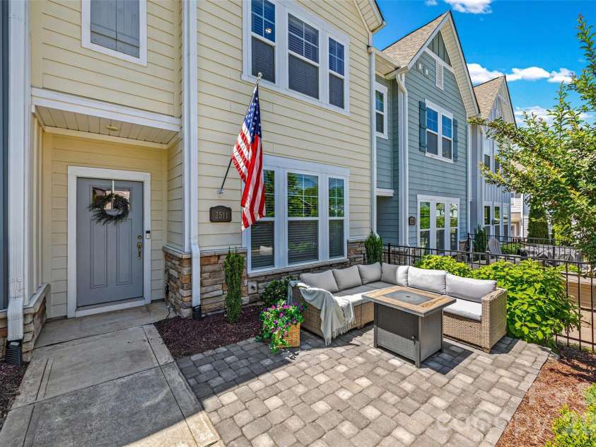2511 Duncan Avenue, Charlotte, NC 28205.  MLS# CAR4383091, YatesRealty ID 28591. Additional entertaining area