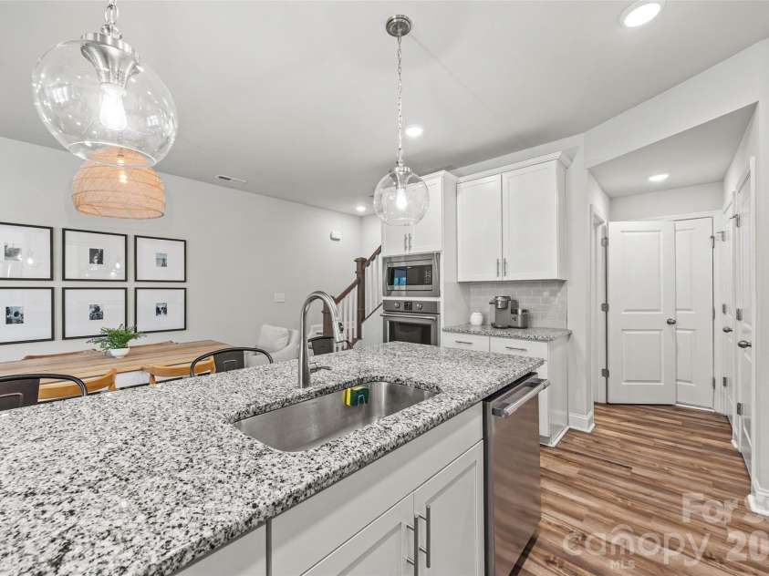 2511 Duncan Avenue, Charlotte, NC 28205.  MLS# CAR4383091, YatesRealty ID 28591. Granite countertops
