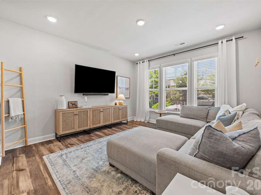 2511 Duncan Avenue, Charlotte, NC 28205.  MLS# CAR4383091, YatesRealty ID 28591. Great room