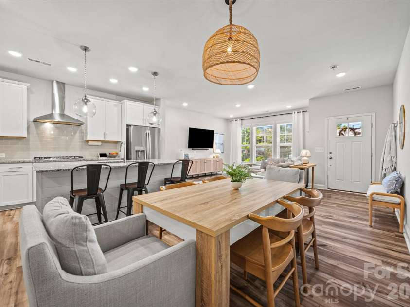 2511 Duncan Avenue, Charlotte, NC 28205.  MLS# CAR4383091, YatesRealty ID 28591. Neutral colors throughout