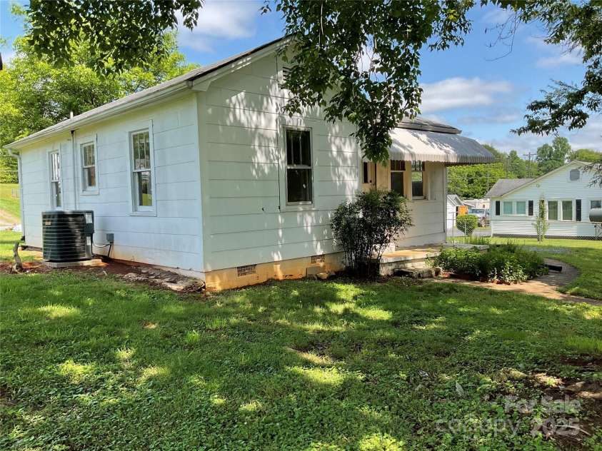 2138 Haven Circle, Lenoir, NC 28645.  MLS# CAR4263918, YatesRealty ID 28592. 