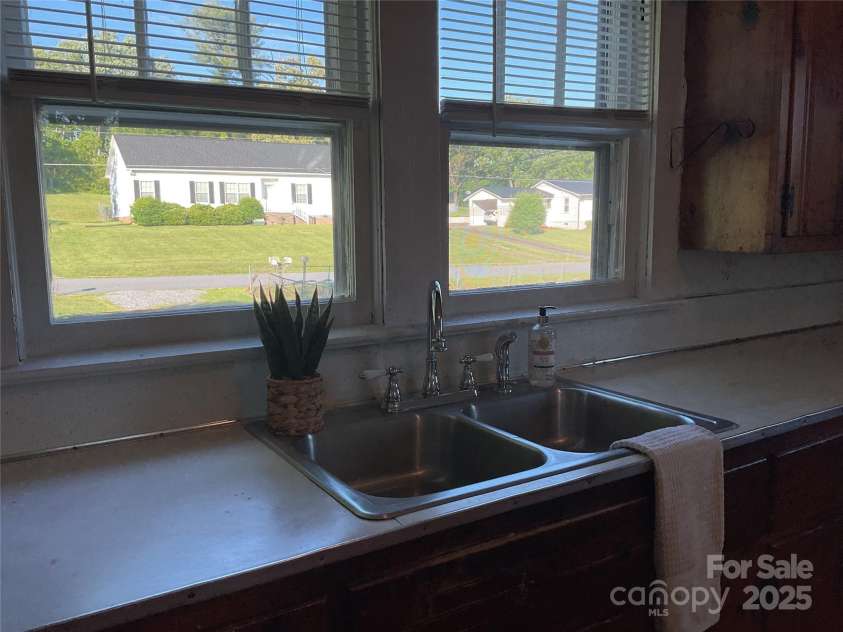 2138 Haven Circle, Lenoir, NC 28645.  MLS# CAR4263918, YatesRealty ID 28592. 