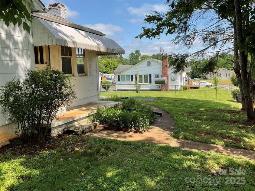 2138 Haven Circle, Lenoir, NC 28645.  MLS# CAR4263918, YatesRealty ID 28592. 