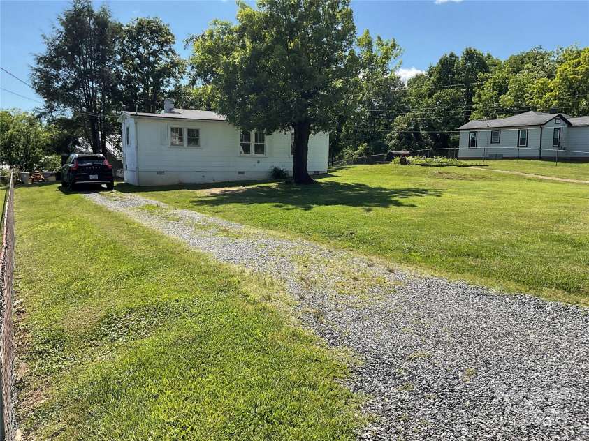 2138 Haven Circle, Lenoir, NC 28645.  MLS# CAR4263918, YatesRealty ID 28592. Front yard