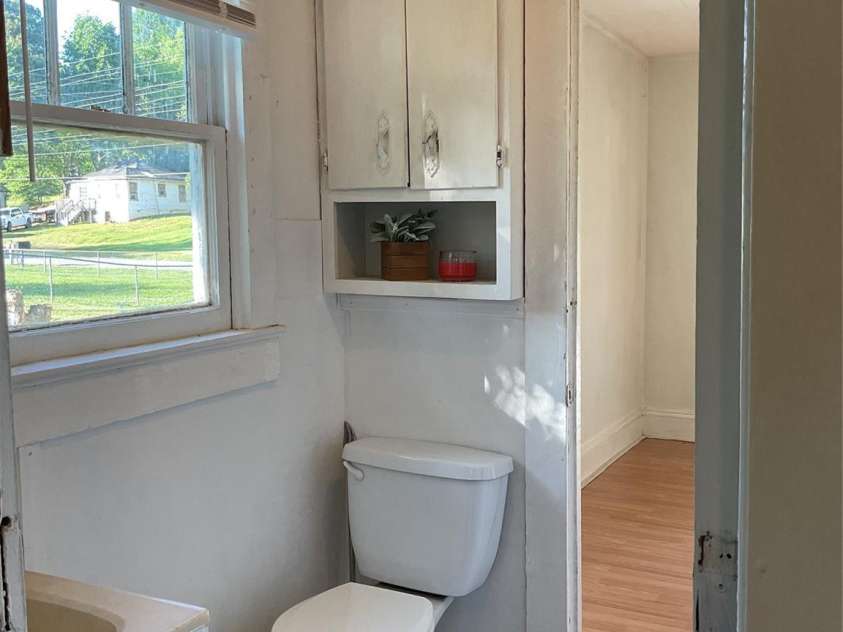 2138 Haven Circle, Lenoir, NC 28645.  MLS# CAR4263918, YatesRealty ID 28592. Full bathroom in between the bedrooms