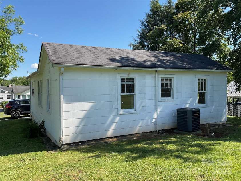 2138 Haven Circle, Lenoir, NC 28645.  MLS# CAR4263918, YatesRealty ID 28592. Side of the home