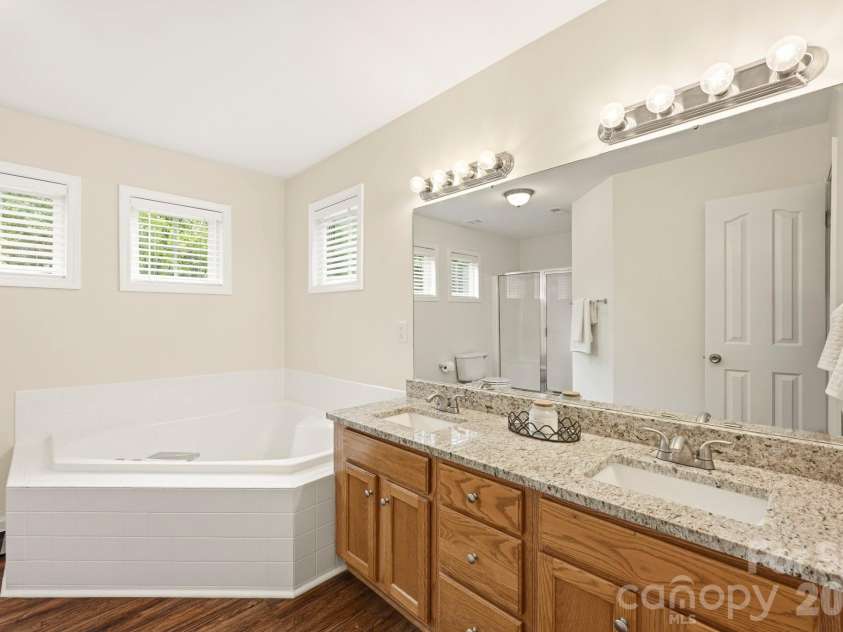 4902 Windchase Lane, Charlotte, NC 28269.  MLS# CAR4389569, YatesRealty ID 28592. Ensuite Primary Bath