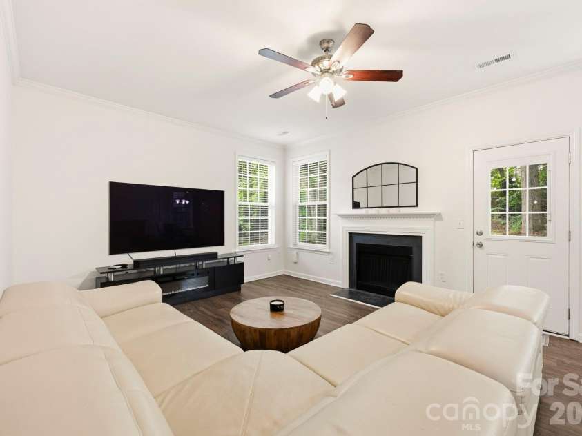 4902 Windchase Lane, Charlotte, NC 28269.  MLS# CAR4389569, YatesRealty ID 28592. Great Room