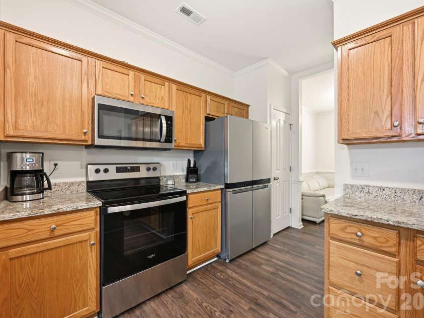 4902 Windchase Lane, Charlotte, NC 28269.  MLS# CAR4389569, YatesRealty ID 28592. Kitchen