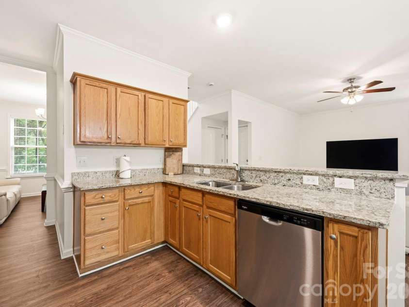 4902 Windchase Lane, Charlotte, NC 28269.  MLS# CAR4389569, YatesRealty ID 28592. Kitchen
