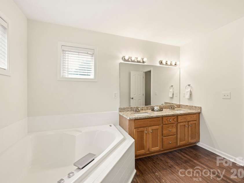 4902 Windchase Lane, Charlotte, NC 28269.  MLS# CAR4389569, YatesRealty ID 28592. Primary Bath