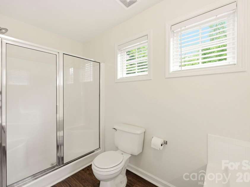 4902 Windchase Lane, Charlotte, NC 28269.  MLS# CAR4389569, YatesRealty ID 28592. Primary Bath