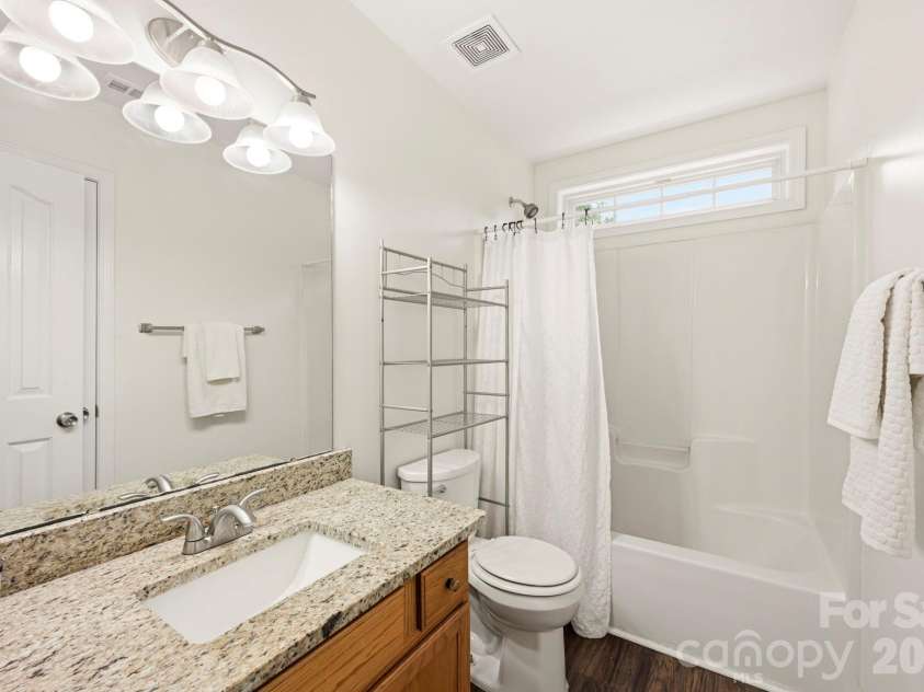 4902 Windchase Lane, Charlotte, NC 28269.  MLS# CAR4389569, YatesRealty ID 28592. Secondary Full Bath on Upper Level