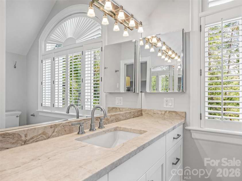 4 Cedar Hill Drive, Asheville, NC 28803.  MLS# CAR4390300, YatesRealty ID 28593. The apartment bath