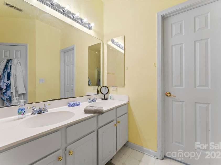 11913 Little Stoney Court, Charlotte, NC 28269.  MLS# CAR4249051, YatesRealty ID 28594. Bath