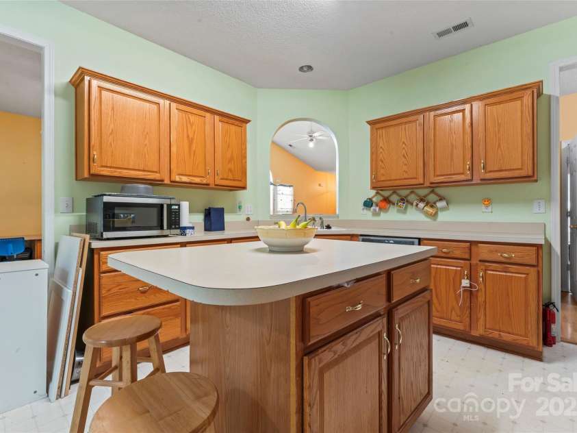 11913 Little Stoney Court, Charlotte, NC 28269.  MLS# CAR4249051, YatesRealty ID 28594. Kitchen