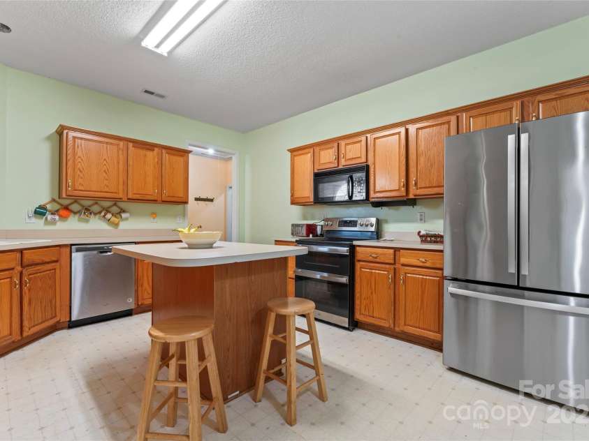 11913 Little Stoney Court, Charlotte, NC 28269.  MLS# CAR4249051, YatesRealty ID 28594. Kitchen