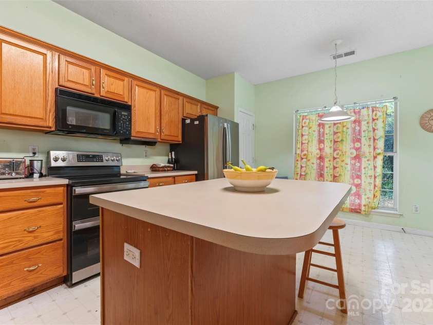 11913 Little Stoney Court, Charlotte, NC 28269.  MLS# CAR4249051, YatesRealty ID 28594. Kitchen