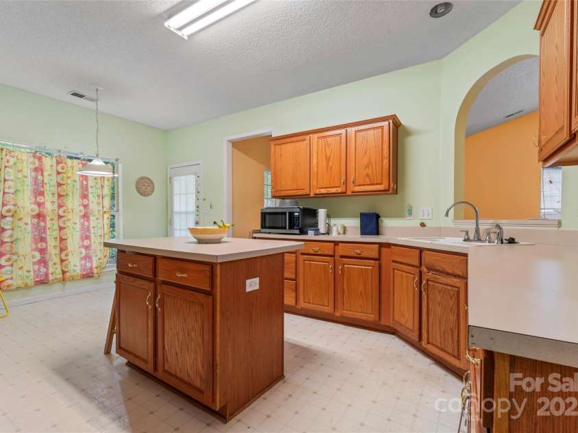 11913 Little Stoney Court, Charlotte, NC 28269.  MLS# CAR4249051, YatesRealty ID 28594. Kitchen