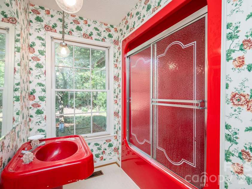 2302 Lowell Bethesda Road, Gastonia, NC 28056.  MLS# CAR4390007, YatesRealty ID 28594. 