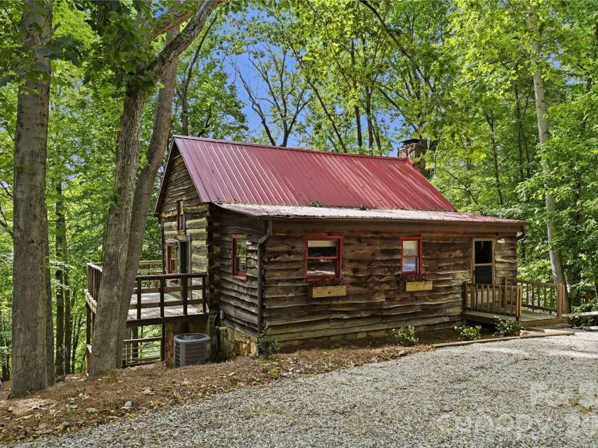 300 Clark Cove Road, Statesville, NC 28677.  MLS# CAR4384185, YatesRealty ID 28596. 