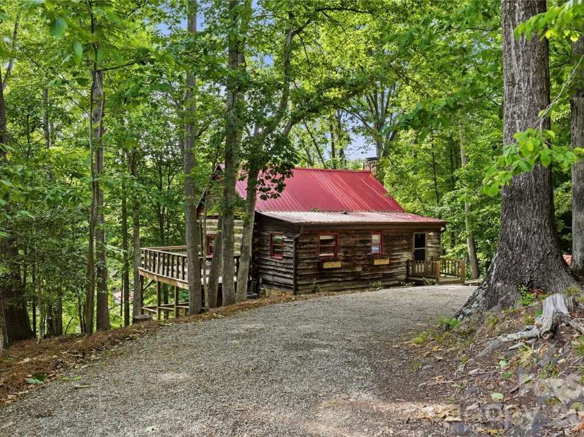 300 Clark Cove Road, Statesville, NC 28677.  MLS# CAR4384185, YatesRealty ID 28596. 