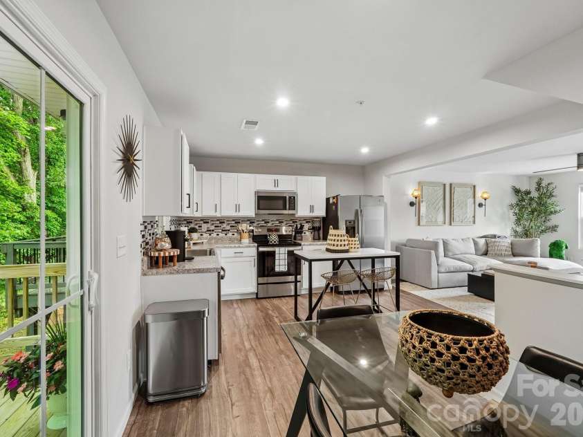 5024 Winding Jordan Lane, Charlotte, NC 28269.  MLS# CAR4385266, YatesRealty ID 28599. 