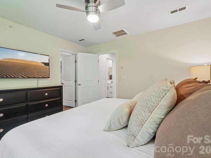 5024 Winding Jordan Lane, Charlotte, NC 28269.  MLS# CAR4385266, YatesRealty ID 28599. 