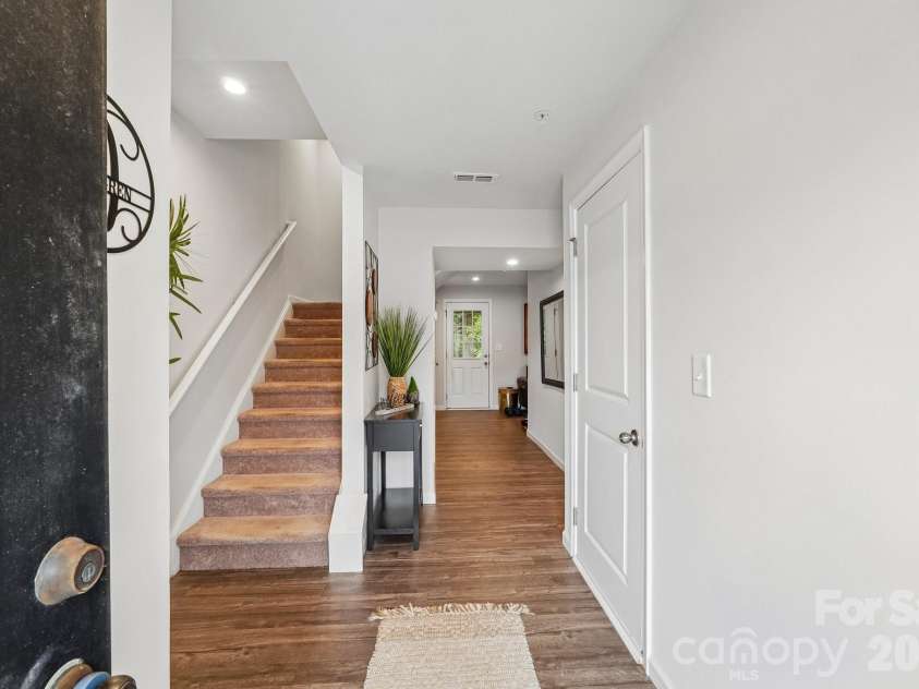 5024 Winding Jordan Lane, Charlotte, NC 28269.  MLS# CAR4385266, YatesRealty ID 28599. Entry way