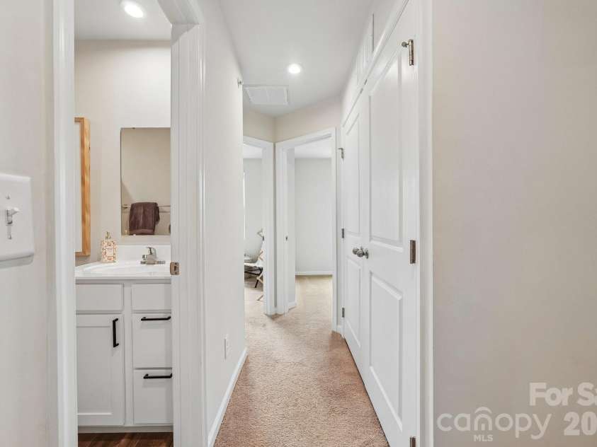 5024 Winding Jordan Lane, Charlotte, NC 28269.  MLS# CAR4385266, YatesRealty ID 28599. Hallway
