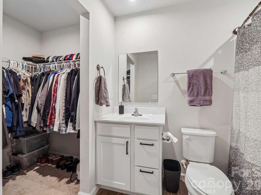 5024 Winding Jordan Lane, Charlotte, NC 28269.  MLS# CAR4385266, YatesRealty ID 28599. Primary bath