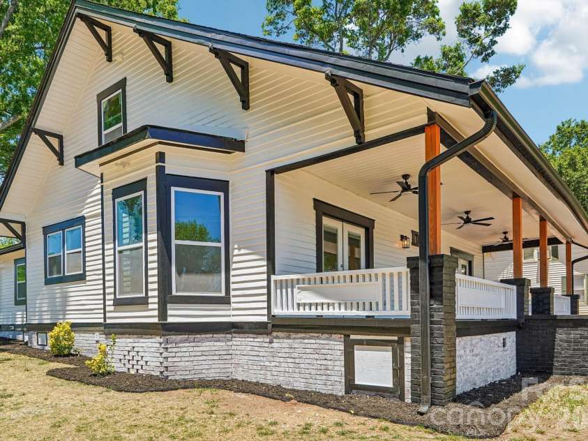 616 14th Street, Hickory, NC 28602.  MLS# CAR4385647, YatesRealty ID 28600. 
