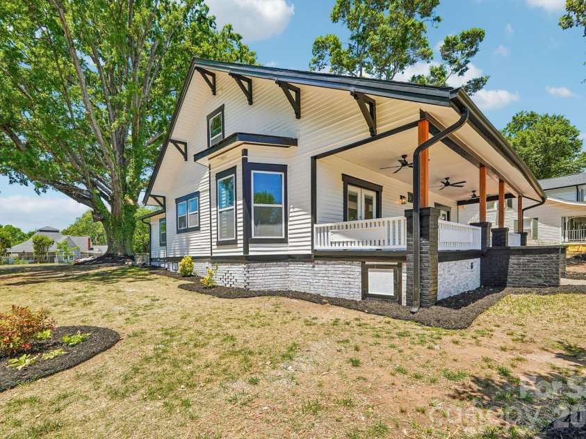 616 14th Street, Hickory, NC 28602.  MLS# CAR4385647, YatesRealty ID 28600. 