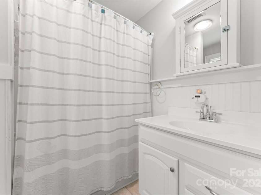 509 Oak Street, Lincolnton, NC 28092.  MLS# CAR4261589, YatesRealty ID 28602. 