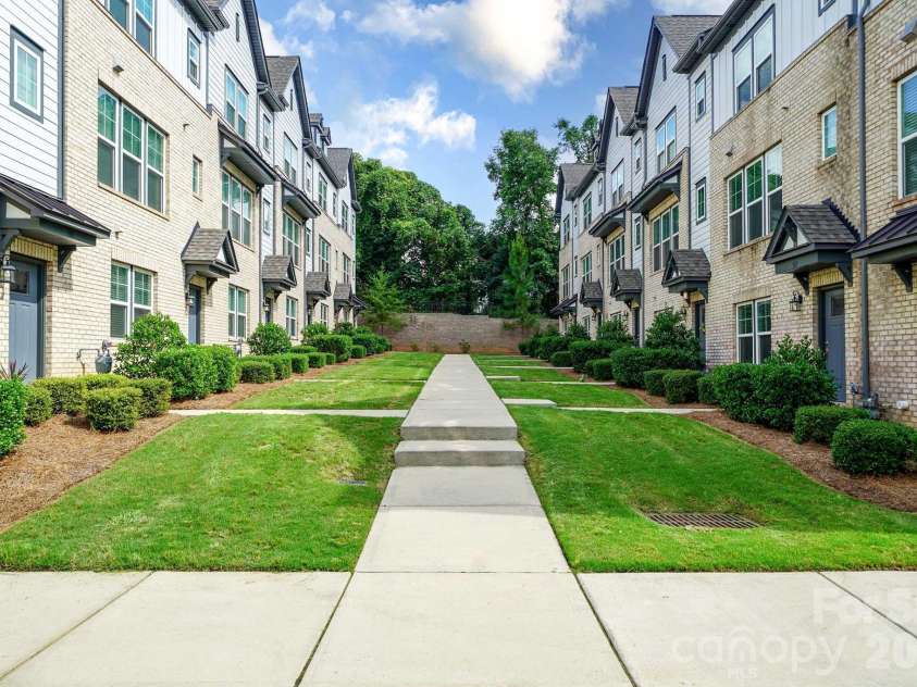 507 Upper Stone Circle, Charlotte, NC 28211.  MLS# CAR4387070, YatesRealty ID 28603. 