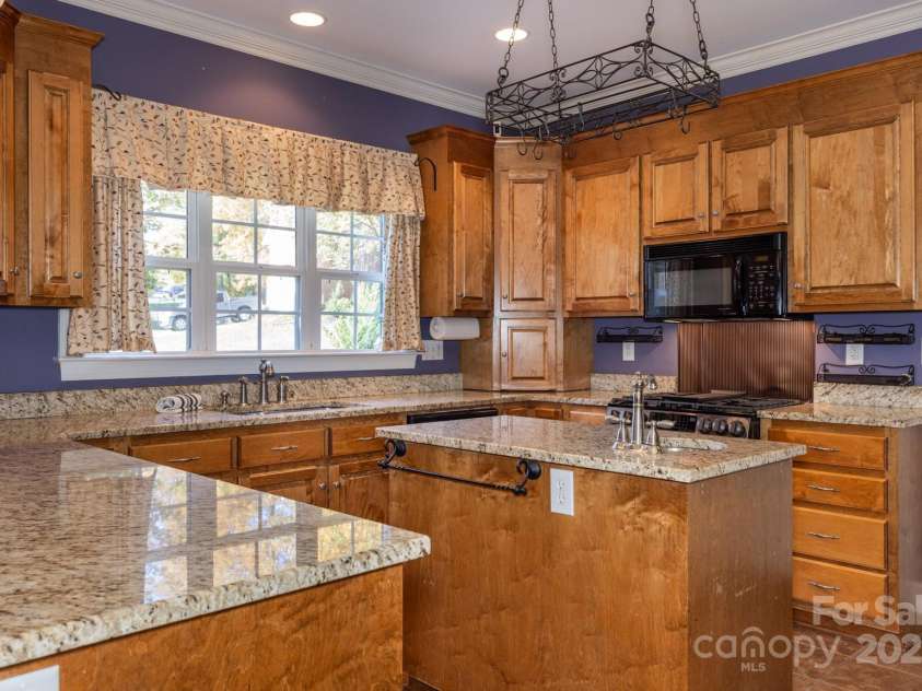 2101 Congress Court, Kannapolis, NC 28083.  MLS# CAR4254468, YatesRealty ID 28604. 