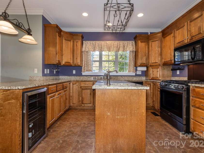 2101 Congress Court, Kannapolis, NC 28083.  MLS# CAR4254468, YatesRealty ID 28604. 