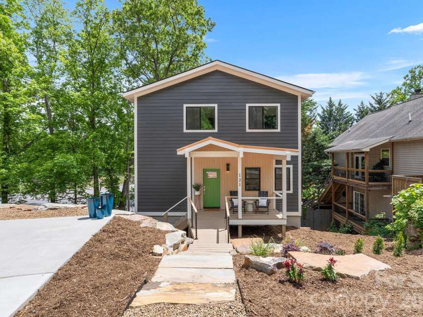 121 Laurel Loop, Asheville, NC 28806.  MLS# CAR4387340, YatesRealty ID 28606. 
