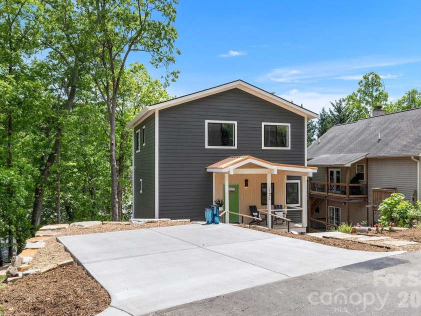 121 Laurel Loop, Asheville, NC 28806.  MLS# CAR4387340, YatesRealty ID 28606. 