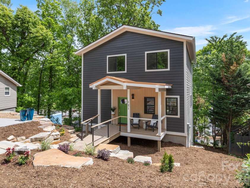 121 Laurel Loop, Asheville, NC 28806.  MLS# CAR4387340, YatesRealty ID 28606. 